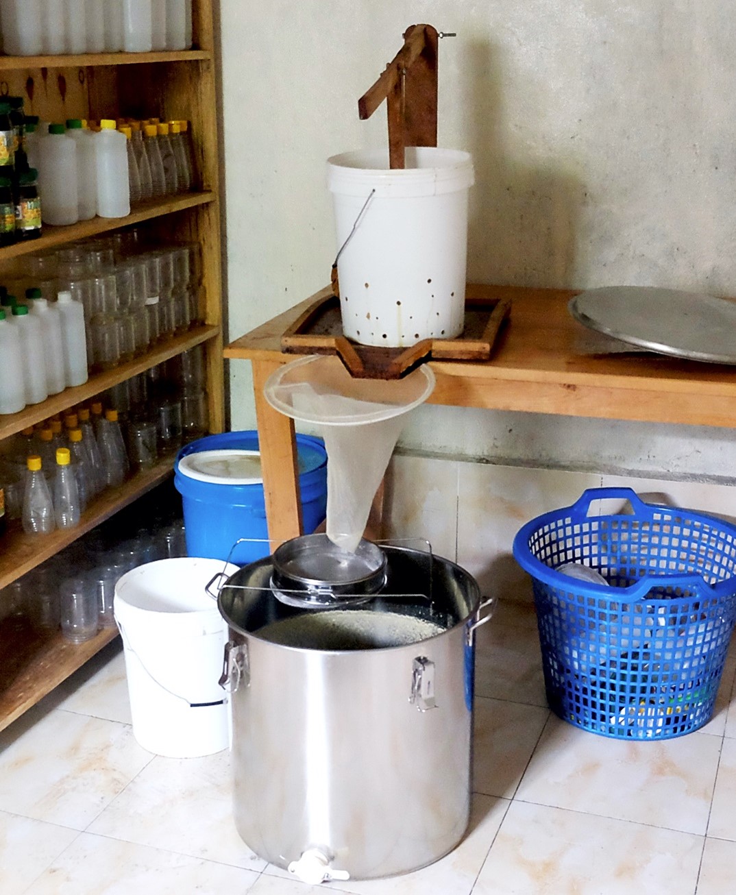Extraction du miel par pressage - Pressoir à miel de Goma (RDC)